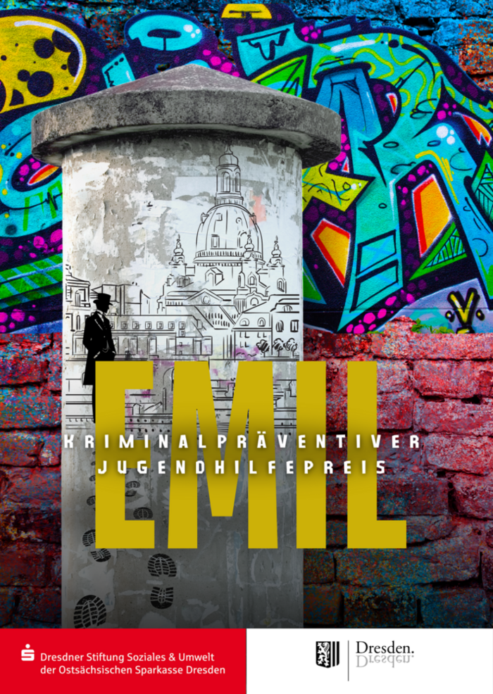 Es ist eine Litfasssäule vor einer Wand mit Graffiti besprüht zu sehen. Auf der Litfasssäule sieht man die Rumrisse der Frauenkirche als Zeichen für die Stadt Dresden. Davor ein Umriss eines schwarzen Mannes mit Hut. Zu dem Mann führen schwarze Fußabdrücke. Über das gesamte Bild steht der Schriftzug "EMIL, kriminalpräventiver Jugendhilfepreis" geschrieben. Der Druck auf der Litfasssäule deutet auf das Buch "Emil und die Detektive" von Erich Kästner hin.
